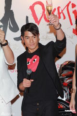 组图：郭富城助阵单车发布会 变身机车男耍酷