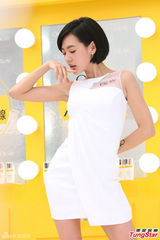 组图：小s自封美白大帝 称闻腋下姿势很时尚