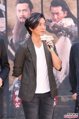 组图：《杨家将》粉丝热情 众帅承诺脱衣