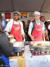 组图：尼尔-帕特里克感恩节为无家可归者做饭