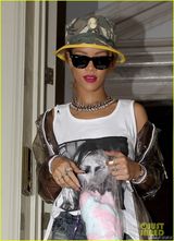 组图：蕾哈娜穿凯特-摩丝头像T出街 豪迈秀象腿