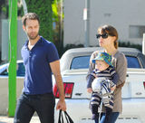 高清组图：娜塔丽-波特曼一家三口外出儿子可爱