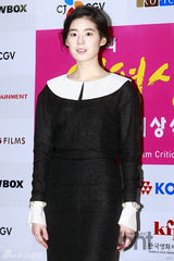 组图：朴信惠镂空装亮相第33届影评奖颁奖礼