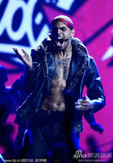 组图：美国公告牌音乐奖 克里斯-布朗赤身秀纹身