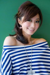 高清图：《租个女友》热播 原梓霏春日写真可爱俏皮