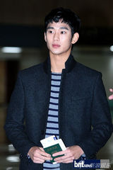 组图：韩星金秀贤帅气亮相机场 赴日宣传新剧