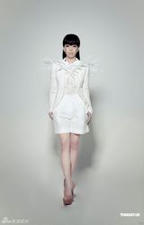 组图：张惠妹珍藏版CD海报曝光 穿白裙尽显冷艳高贵