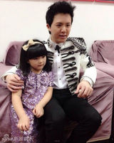 组图：李云迪跨年音乐会 萝莉王诗龄合奏献香吻