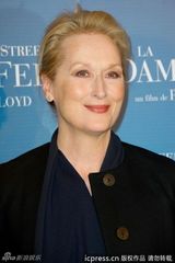 组图：老牌美女德纳芙助阵《铁娘子》首映雍容华贵