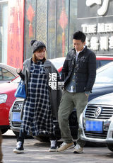 组图：前超女唐笑“有馅”产检 老公婆婆齐陪同