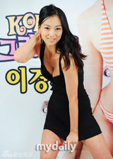 组图：韩女模李京熙开发布会 为个人写真做宣传