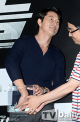 组图：《监视者》观众破500万庆功郑雨盛(郑宇成)送拥抱