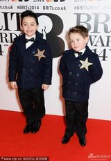 组图：明星小萌娃亮相红毯 搞怪不断嘻哈范