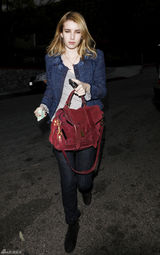 高清组图：艾玛-罗伯兹街拍深蓝色上衣搭配红包