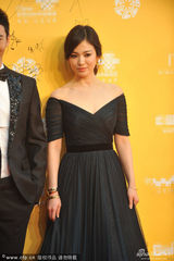 组图：宋慧乔低胸裙肌肤如雪 黄晓明抢着护花