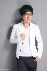 组图：曾春年休闲西装亮相 时尚装扮帅气硬朗