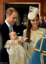 组图：威廉凯特曝最新全家福 可爱小王子八月大