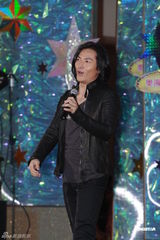 组图：郑伊健出席跨年活动 现场激情献唱热舞