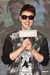 组图：潘玮柏酷装扛枪亮相 对“史泰龙”袭胸