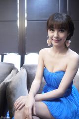 组图：李菲儿亮相BQ红人榜盛典 雪白肌肤惹人羡