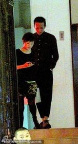 组图：孙俪邓超上海做东宴友亲昵热聊