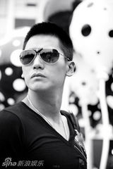 组图：于晓光黑白街拍 演绎成熟内敛的墨镜控