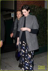 组图：安妮-海瑟薇与老公约会 羞涩笑容显甜蜜