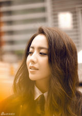 组图：佟丽娅街拍写真演绎摩登复古风