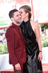 组图：《汤姆》首映 伊芙琳裸背大玩借位吻