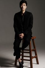 组图：王千源黑色西装显俊朗 都市新晋偶像风范