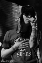 组图：摇滚迷笛奖颁奖礼落幕 痛仰谢天笑各拍两砖