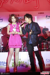 组图：谢安琪获老公赠车 官恩娜小露事业线