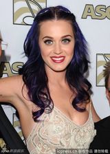 组图：凯蒂佩里蕾丝晚装似女神 肩带下滑秀乳沟