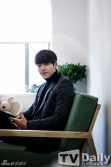 组图：金宇彬塑造人物靠百问百答 自曝暗恋老师