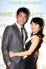 幻灯：陶晶莹与老公首度亲密代言 不忘为小S叫屈