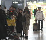 组图：林志玲现身机场似穿睡袍 遮素颜低头疾走