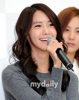 组图：少女时代参加慈善拍卖 筹善款帮单身妈妈