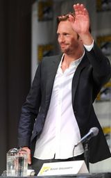 高清图：《真爱如血》剧组亮相 帕奎因红衣性感