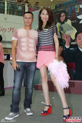 组图：滕丽名不愿提旧爱魏骏杰短信求复合是非