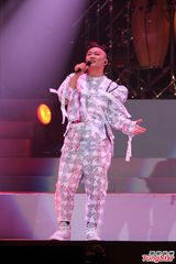 组图：陈奕迅台北火热开唱 台上大玩变装秀