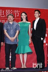 组图：白百何穿荷叶裙险走光 与彭于晏比爱心