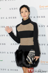 组图：李孝利朴诗妍等魅力亮相助阵时装展