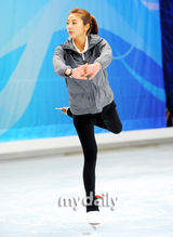 组图：韩星孙谭菲录制SBS台节目 秀花样滑冰风采