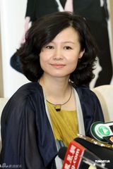 幻灯图集：景甜变美女老板倒追男 何润东大送拥抱