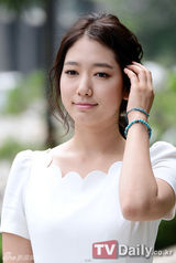 组图： 朴信惠奉太奎出席独幕剧记者会