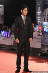 组图：周渝民黑西装亮相金钟红毯 笑容亲和迷人