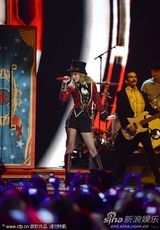 组图：斯威夫特性感短裙献唱 囊括最佳女歌手等3奖