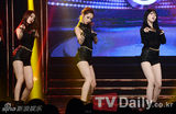 组图：韩女团不顾禁令着暴露舞台装献热舞