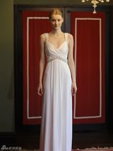 组图：朱莉十款婚纱礼服曝光 知名设计师操刀