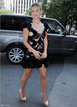 高清组图：芭儿-拉法莉透视短裙亮相纽约时装周